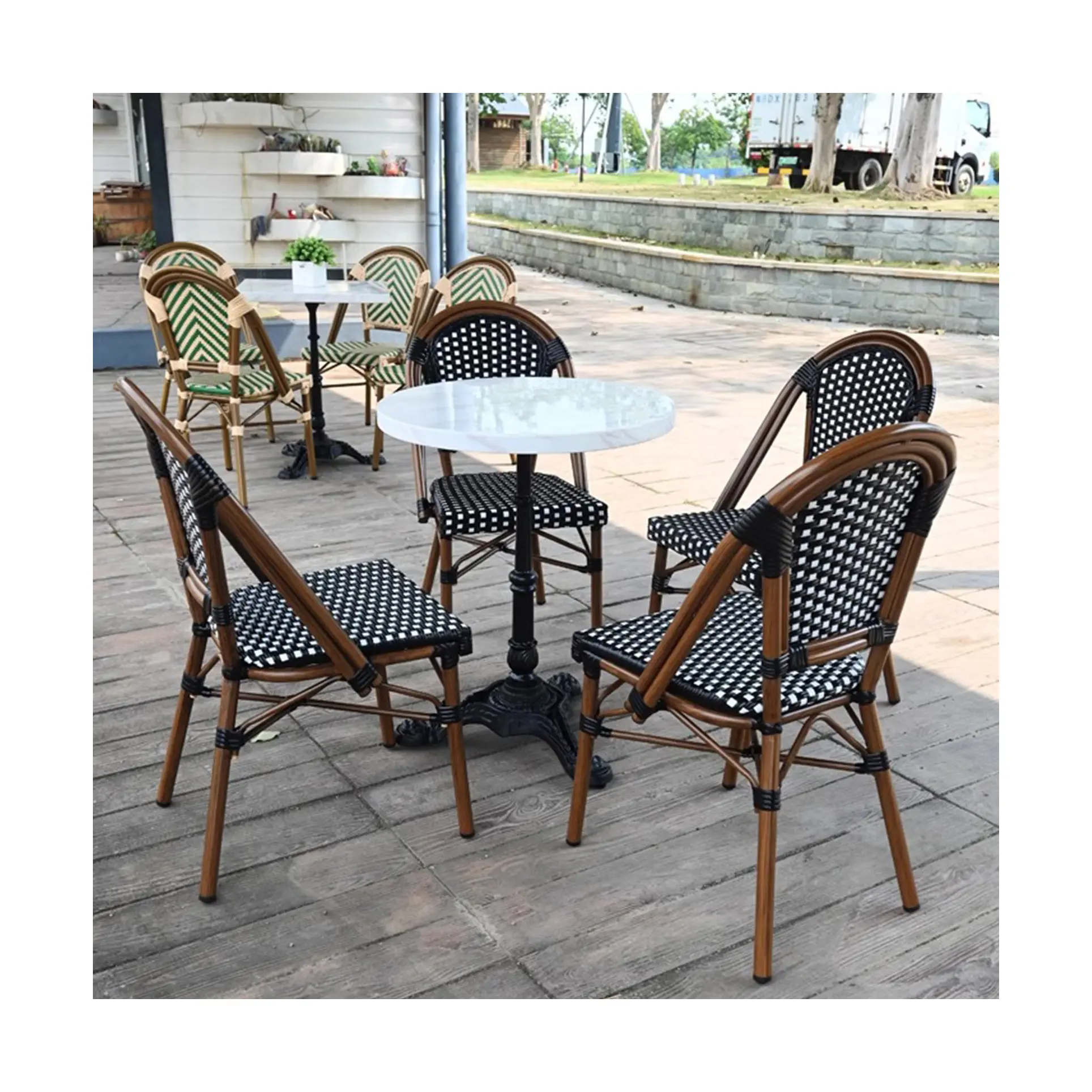 Conjuntos de mesa de vime PE com moldura de alumínio durável de vários designs OEM para cadeiras de restaurante de casamento de jardim interno e externo para bistrôs