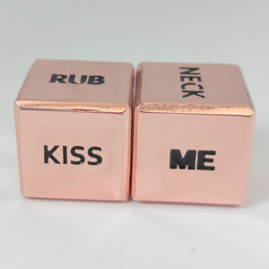 <span class=keywords><strong>Dados</strong></span> de Juego de Amor Brillantes de Alta Calidad, <span class=keywords><strong>Dados</strong></span> de <span class=keywords><strong>Posiciones</strong></span> <span class=keywords><strong>Sexuales</strong></span> para Parejas, Logotipo Personalizable, Hechos de Aleación de Zinc - Product Image 2