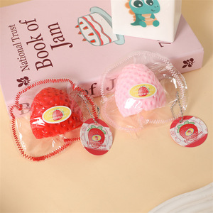 CHENXI 2025 Nuevo Diseño Fresa TPR Juguetes Blandos 5.5x5.5cm 73g Alivio del Estrés Simulación Fruta Taba Mochi Colgante de Bolsa para Apretar - Product Image 1