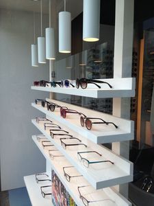 Étagères murales d'exposition de lunettes de soleil en bois moderne personnalisées avec éclairage LED, hauteur réglable pour les magasins de vente au détail d'optique - Product Image 4