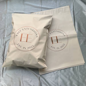 Enveloppes en polyéthylène personnalisées couleur pêche avec impression or rose - Sacs d'expédition imperméables pour extensions de cheveux et vêtements - Product Image 3