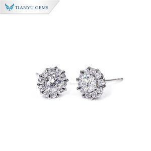 Pendientes de Botón Redondos de Moissanita con Engaste de Cuatro Puntas, Clásicos, Elegantes y de Lujo Ligero, Chapados en Plata y Oro de Tianyu Gems. - Product Image 1