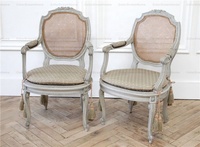 Fauteuil à bras ouverts en canne sculptée avec un ruban au dos, peint au 19e siècle