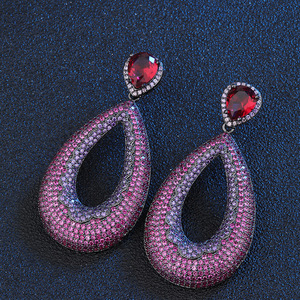 BD-E1364 Chic Boucles <span class=keywords><strong>d</strong></span>'oreilles pendantes longues et larges de luxe pour femmes, serties de pierres en zircone cubique rose chaud et violet, pour les fêtes et les mariages - Product Image 4
