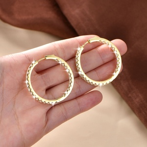 ต่างหูห่วงวงกลมใหญ่ประดับเพชรซิร์คอนทรงกลมขนาด 3 มม. ตัวเรือนทอง 14k ชุบทองคำแท้ ดีไซน์ 4 กรงเล็บ  แฟชั่นทองแดงแท้ - Product Image 6
