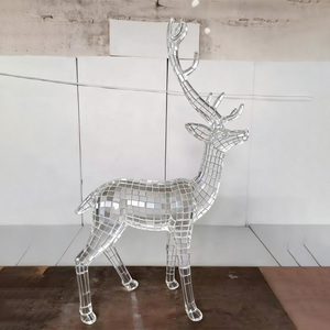 Escultura de ciervo de resina transparente moderna personalizada, arte hecho a mano y coleccionable - Product Image 6