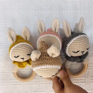 خشخيشة أطفال يدوية الصنع من الكروشيه على شكل أرنب كرتوني، حلقة خشبية للتسنين، ألعاب حيوانات، ديكور للأطفال - Product Image 3