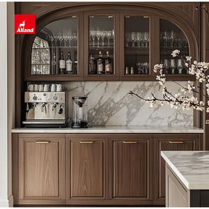 خزانة بار نبيذ خشبية صلبة مقوسة مخصصة من Alland بتصميم مضلع مع أرفف زجاجية، أثاث بار منزلي فاخر للمطبخ - Product Image 6