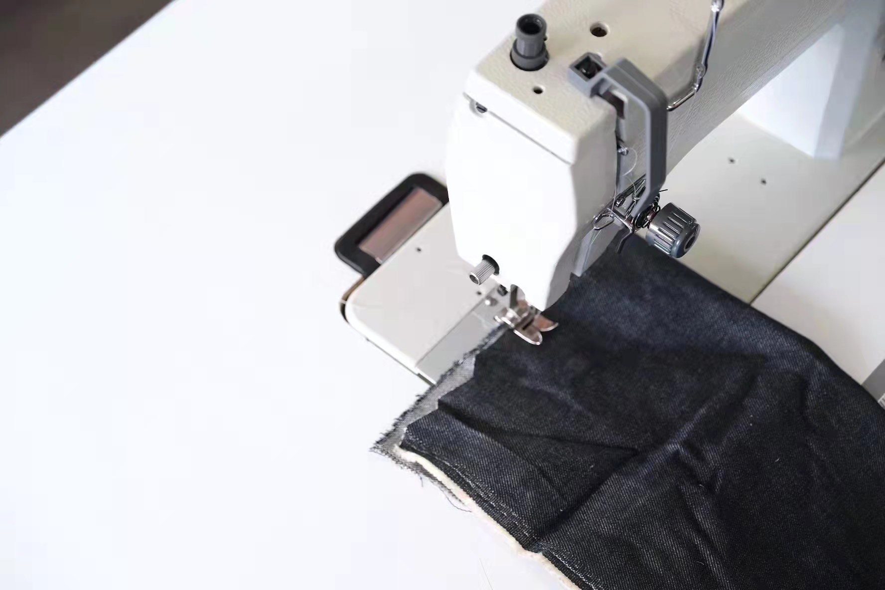 How to Choose the Best Zig Zag Industrial Sewing Machine