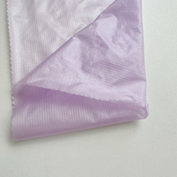 Nylon taffetas ripstop ultra-fin haute densité, micro-denier, anti-plume, léger au toucher, pour doudoune haut de gamme d'extérieur