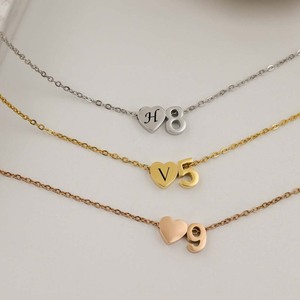 Collana da Donna con Ciondolo a Cuore Inciso, Lettera Iniziale, Tema Anno di Nascita, Gioielli Personalizzati in Acciaio Inossidabile per Feste - Product Image 1