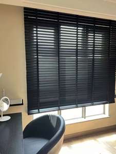 Persianas venecianas <span class=keywords><strong>de</strong></span> madera <span class=keywords><strong>de</strong></span> Paulownia y tilo personalizadas con <span class=keywords><strong>cinta</strong></span> <span class=keywords><strong>de</strong></span> escalera, control manual <span class=keywords><strong>de</strong></span> cadena y lamas <span class=keywords><strong>de</strong></span> ancho ajustable - Product Image 5