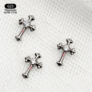 Bijou de piercing en alliage de titane G23, forme croix de 8 mm avec incrustation de zircon, pour cartilage d'oreille, lèvre, langue. - Product Image 4