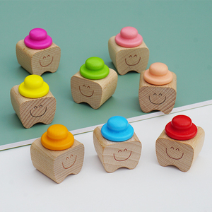 Boîte <span class=keywords><strong>de</strong></span> rangement pour dents en bois multicolores, boîte mignonne en forme <span class=keywords><strong>de</strong></span> <span class=keywords><strong>dent</strong></span> avec visage souriant pour la collection des premières dents <span class=keywords><strong>de</strong></span> <span class=keywords><strong>lait</strong></span> des nouveau-nés et des enfants - Product Image 2