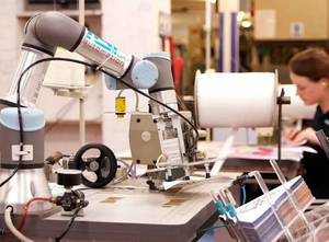 El control de la fuerza de lijado y pulido ofrece una solución flexible que ajusta automáticamente el robot colaborativo UR3e 7e de 6 ejes - Product Image 4