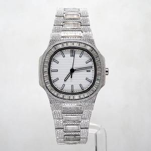 Montre chronographe élégante en acier inoxydable de fabrication indienne, 40 mm, pour un usage quotidien, disponible à la vente - Product Image 1