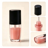 Gloss à lèvres liquide noir mat en tube conique, base épaisse transparente, applicateur à pointe inclinée blanche, rose poudré mauve, cosmétique OEM