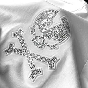 T-shirt unisexe pour homme en coton 100% avec impression numérique de logo, strass thermocollants personnalisés, coupe régulière, poids lourd, tricoté - Product Image 1