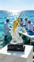 Trophée Métallique Personnalisé en Gros, Statue de Poisson Épée, Placage Or Miroir, Pose en Saut, Base en Cristal, Trophée de Récompense pour Achievement d'Entreprise