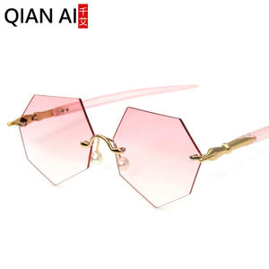 Gafas de sol irregulares Qianai para mujer, montura dorada sin marco, lentes Ac Uv400 tipo 3, protectores solares ligeros y modernos - Product Image 5