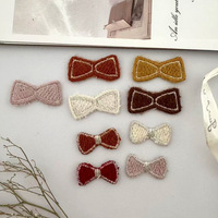 Fabricant en gros Chine, accessoires de vêtements et de cheveux personnalisables, patchs en tissu à nœud papillon, design tricoté mignon, échantillon en 7 jours