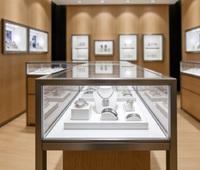 Aménagement de boutique de bijoux de luxe sur mesure, comptoirs et armoires murales de présentation de bijoux en bois massif de qualité supérieure pour la vente au détail de luxe