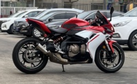 Moto sportive QJMOTOR Race 600 600cc à refroidissement liquide 4 cylindres, idéale pour la conduite à grande vitesse et les passionnés de piste