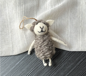 Colgante de pareja de cordero pequeño de decoración moderna de fieltro de lana hecho a mano nepalí para felicitaciones - Product Image 2