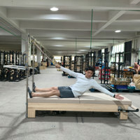 Dua Penutup Pelapis Khusus Warna dan Logo BB Strata Rock Maple Wood Pilates Reformer Dengan Tower dan Matras