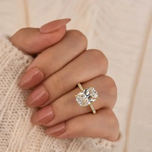 Anillo de Compromiso y Boda de Plata de Ley 925 con Moissanita de 5.5 Quilates, Corte Cojín Brillante, Halo Oculto y Diseño Elegante para Mujer, Color Amarillo - Product Image 2