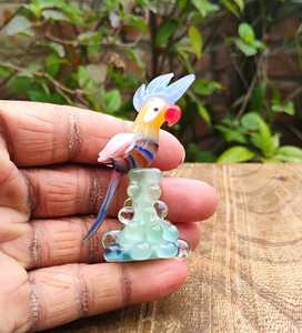 Figura de Loro de Cristal de Murano Hecha a Mano con Base de Rama Verde, Estilo Art Deco, Color Personalizado, Decoración para Bodas, Diwali y Sala de Estar - Product Image 1