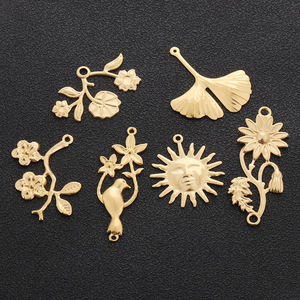 จี้ดอกไม้สแตนเลสสตีลสำหรับทำเครื่องประดับ DIY ชิ้นส่วนตกแต่งรูปกลีบดอกไม้ ใบไม้ และกิ่งไม้เคลือบผิวสำหรับทำสร้อยคอ - Product Image 3