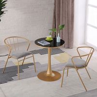 Ensemble table et chaises nordiques pour balcon, idéal pour les espaces de loisirs, les salons de thé et les boutiques de desserts.