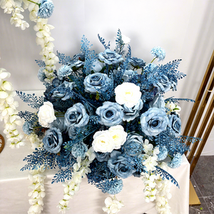 Boule de fleurs artificielles bleues faites à la main pour événements et décorations de fête LEDA Factory, idéale pour les mariages - Product Image 1