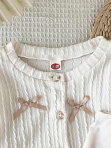 Conjunto de 3 Piezas Estilo Coreano para Niñas Pequeñas, Cárdigan con Lazo Estilo Academia, Camisola Lisa y Falda Plisada - Product Image 4