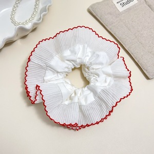 Una diadema de satén abullonada con relleno de encaje rojo color crema estilo <span class=keywords><strong>ballet</strong></span> a pequeña escala con un gran lazo al final - Product Image 3