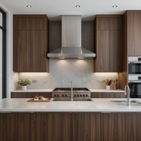 Cuisine contemporaine en forme de L, placage noyer, design antique, sol en marbre, appareils électroménagers en acier inoxydable, évier
