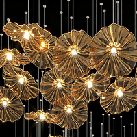 Lustre en verre en forme de feuille de lotus dorée personnalisé, texture ondulée de luxe, luminaire suspendu en forme de lotus pour l'éclairage du hall d'hôtel et des escaliers