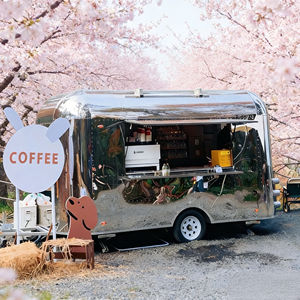 Remolque de Comida Redondeado, Fabricado con Acero Inoxidable con Acabado Espejo, con Ventana de Servicio Abierta para la Venta de Café y Aperitivos - Product Image 1