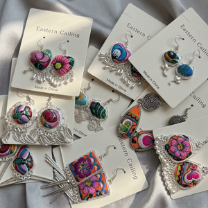 Pendientes Artesanales Étnicos con Bordado de Corazón y Borlas, Coloridos, Estilo Boho, de Tela, Colgantes, Joyería - Product Image 1