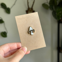 Les nouvelles broches en métal chaud personnalisé en alliage de zinc blanc coloré dessin animé émail broches dur en gros artisanat badge épinglette champignon