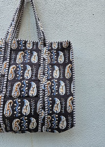 กระเป๋าผ้าฝ้ายทำมือลายดำ พิมพ์ลายดอกไม้สีน้ำเงิน สไตล์วินเทจ โบโฮ เป็นมิตรกับสิ่งแวดล้อม สำหรับขายส่ง - Product Image 5