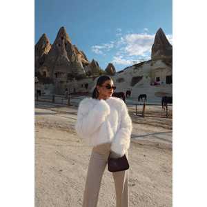 Manteau long en fourrure vintage blanc cassé avec fourrure courte teinte et tissée, motif imprimé et décoration de boutons - Product Image 2