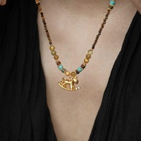 Collier ethnique avec pendentif mignon en forme de cheval doré, perles fines facettées en œil de tigre et pierres semi-précieuses naturelles en turquoise