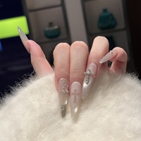 Ongles longs faits main à pression, motif œil de chat argenté, croix gothique et perles diamantées, élégants ongles français chic, vente en gros