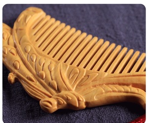 Peine Gua Sha de Dientes Anchos con Logotipo Personalizado, Peine de Madera Chino Tradicional Tallado a <span class=keywords><strong>Mano</strong></span> para Mujer, Peine Hecho a <span class=keywords><strong>Mano</strong></span> Único <span class=keywords><strong>y</strong></span> Elegante - Product Image 5