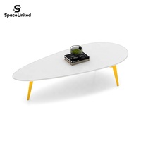 Table basse ovale moderne SpaceUnited avec plateau en bois blanc, pieds en métal noir, forme incurvée pour bureau, salon, réception