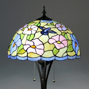 Lámpara de Pie Estilo Tiffany LongHuiJing con Pantalla de Vidrio con Diseño de Colibrí, Lámparas de Pie para Decoración del Hogar - Product Image 1