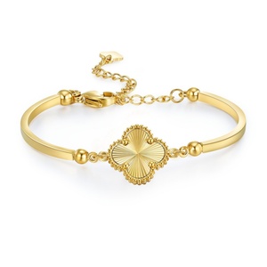 Parure de bijoux trèfle texturé JOYE pour femme en acier inoxydable plaqué or 18 carats PVD, style vintage, motif fleur porte-bonheur, collier, bracelet et boucles d'oreilles, étanche - Product Image 6