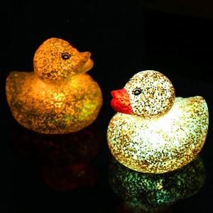 Jouet de bain pour enfants très vendu, 6 cm, en plastique ABS, petit canard jaune lumineux, scintillant, pour jeux aquatiques, motif dessin animé - Product Image 1